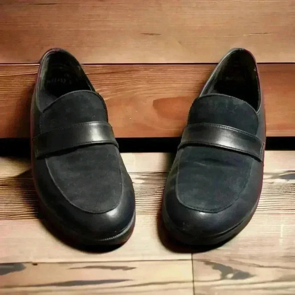 Munro size 7 narrow navy blue slip-on loafer. Leather upper. #MadeintheUSA - Picture 1 of 4
